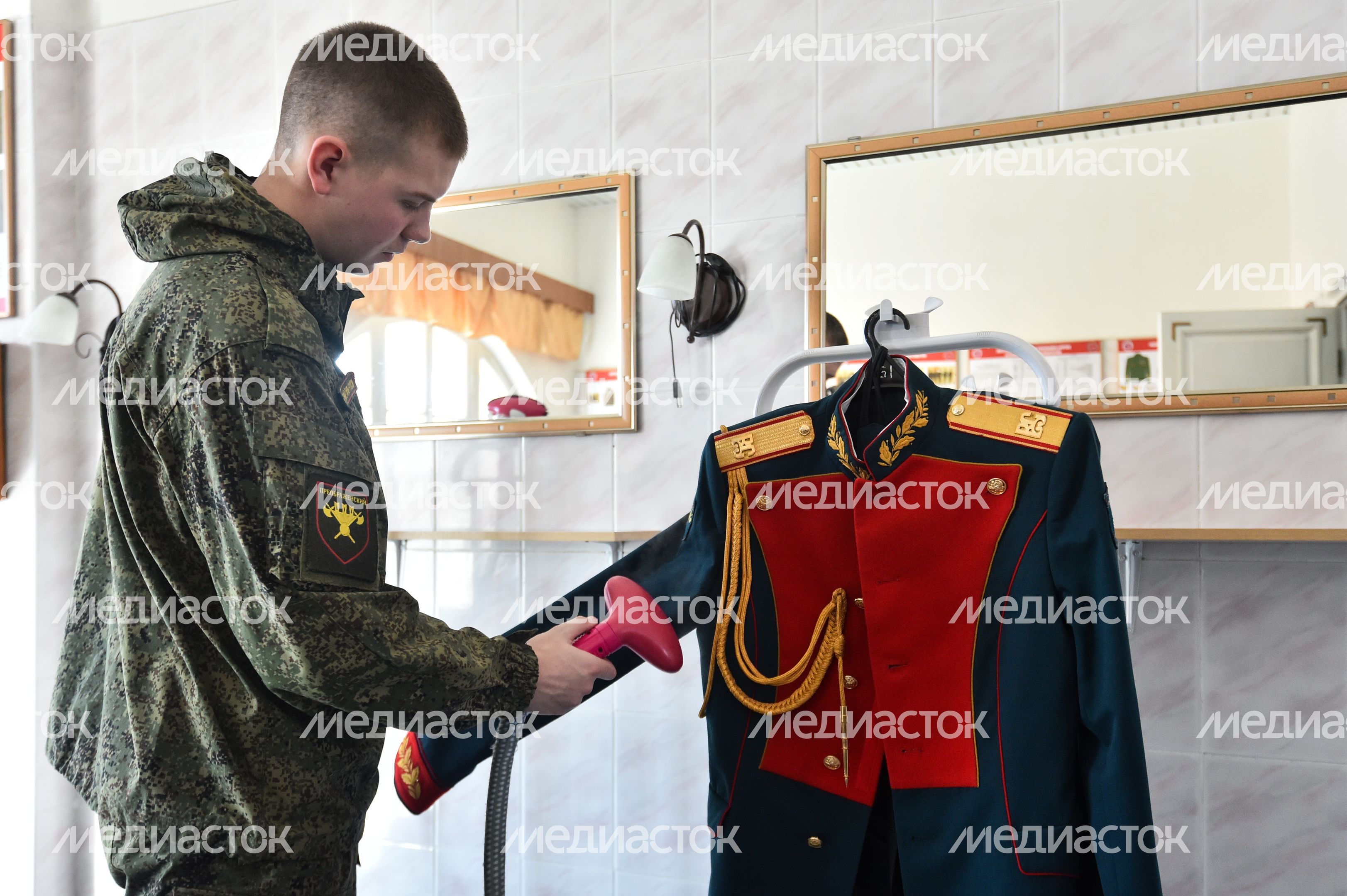 Подготовка военнослужащих отдельного комендантского Преображенского полка к военному параду на Красной площади