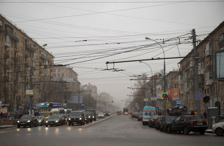 Автомобильное движение на улице Куусинена в Москве
