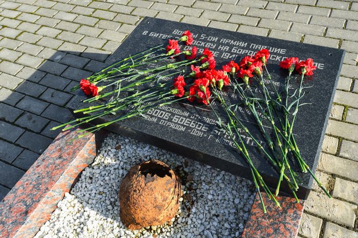 Открытие после реставрации воинского мемориала в деревне Ельня в Подмосковье