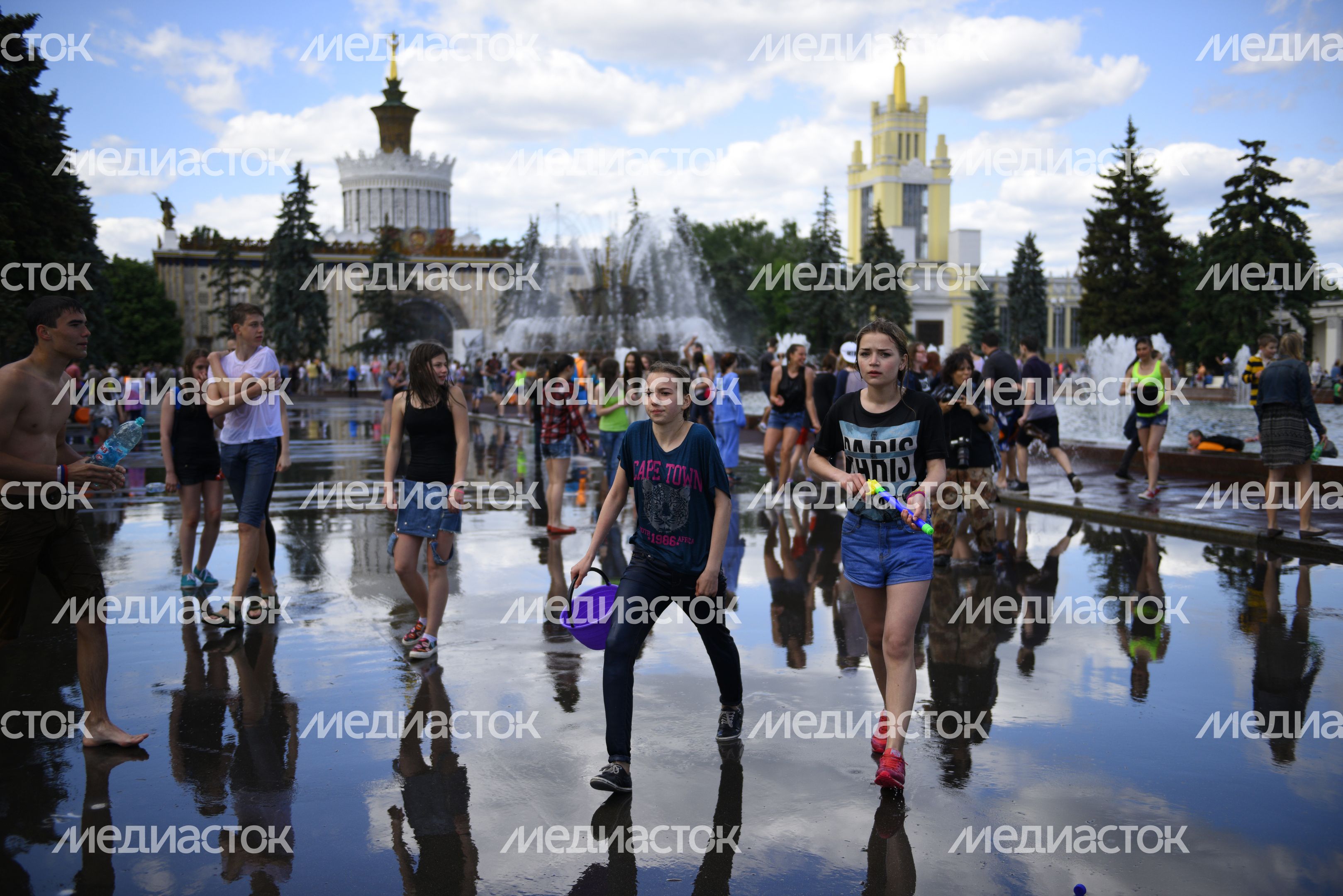Флешмоб «Большая водная битва» на ВДНХ