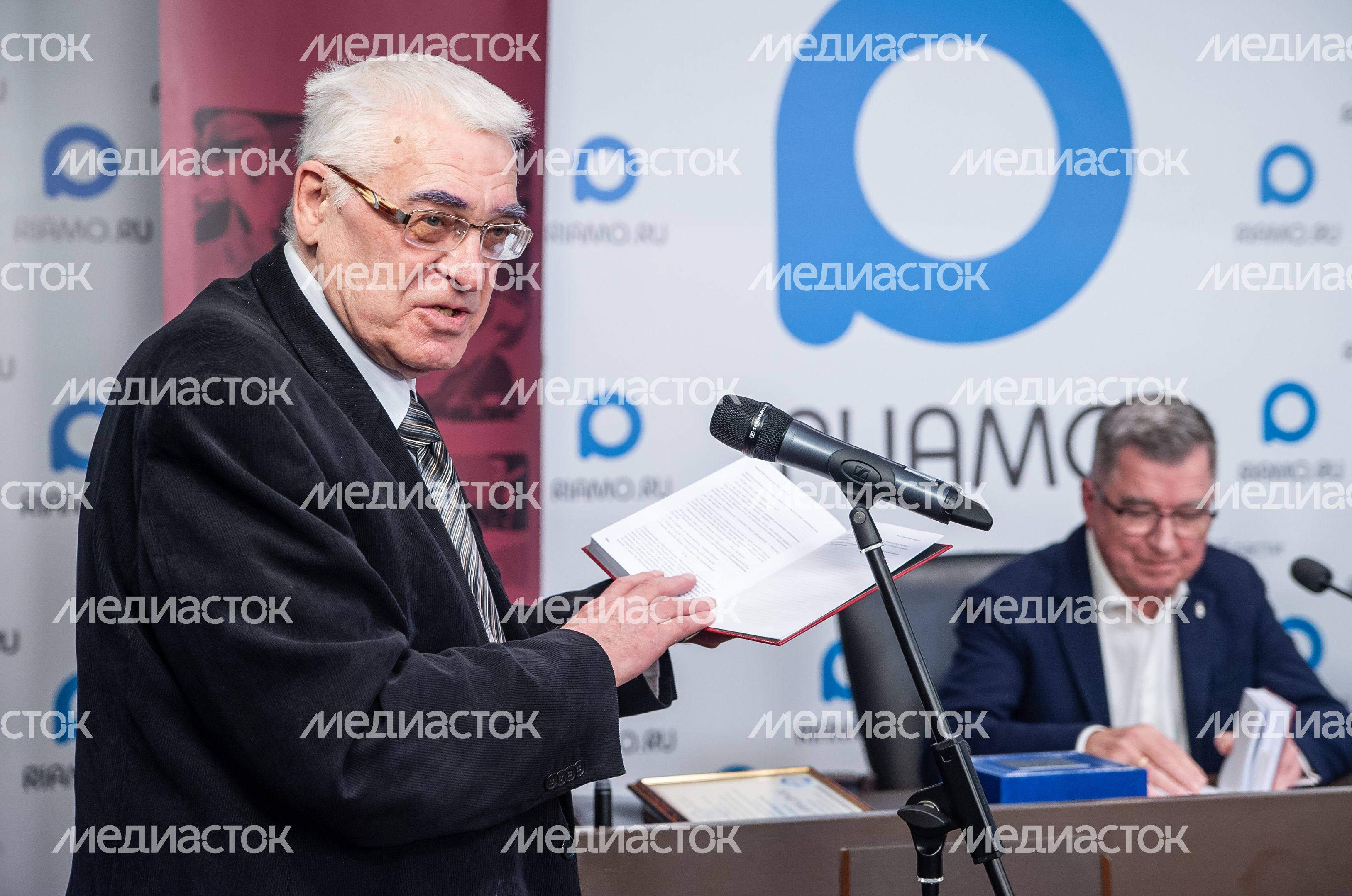 Презентация книги Александра Чумикова «Москва-400. Кам-са-мол! 90-е»