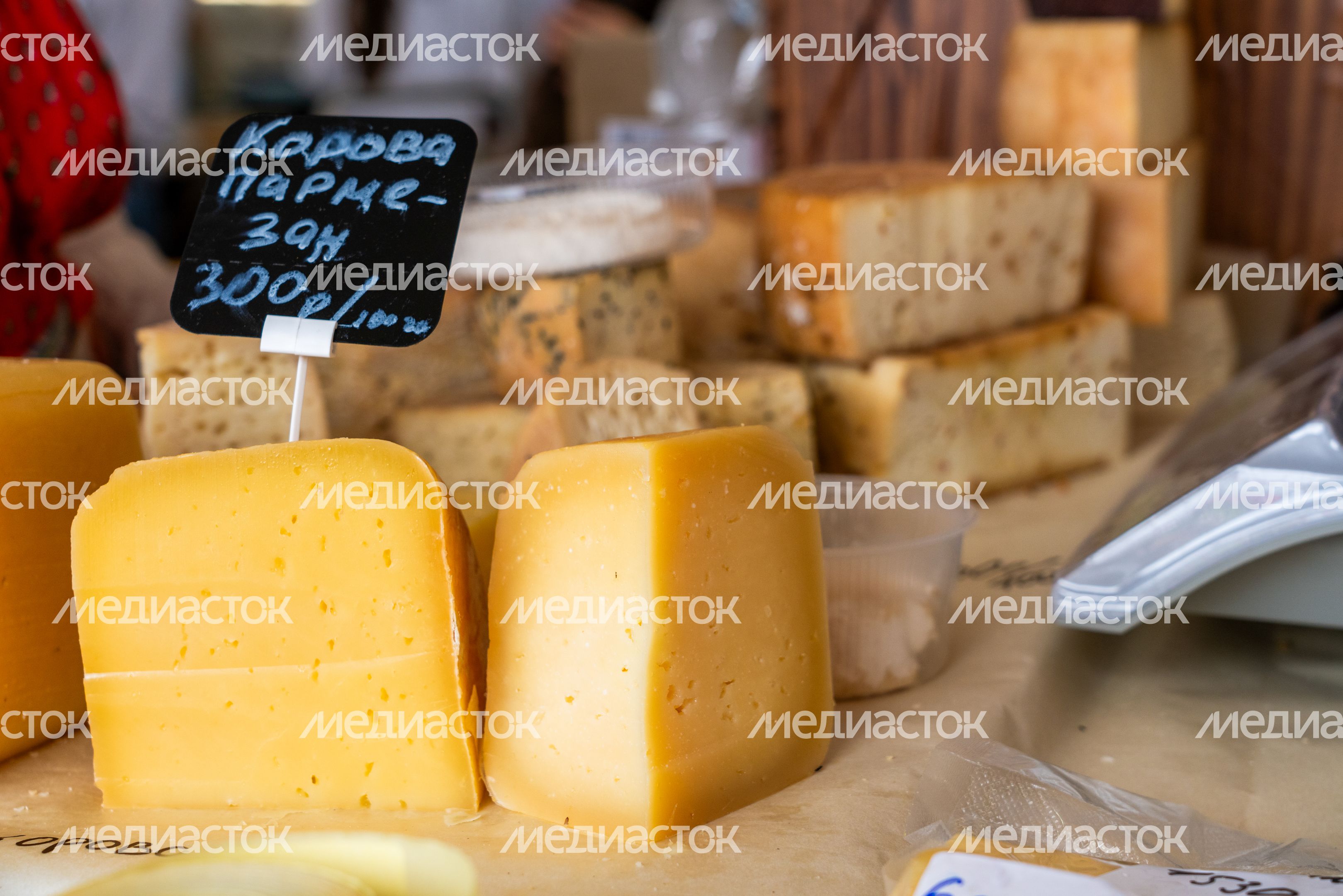 Торговля сыром на Сырном фестивале в Истре Торговля сыром на Сырном фестивале в Истре