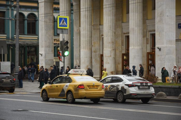 Повседневная жизнь города в Москве осенью