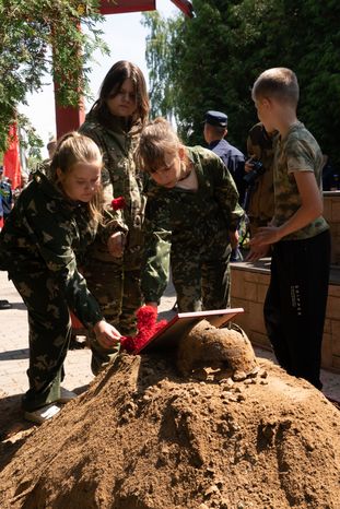 Деревня Слобода. Перезахоронение солдат ВОВ