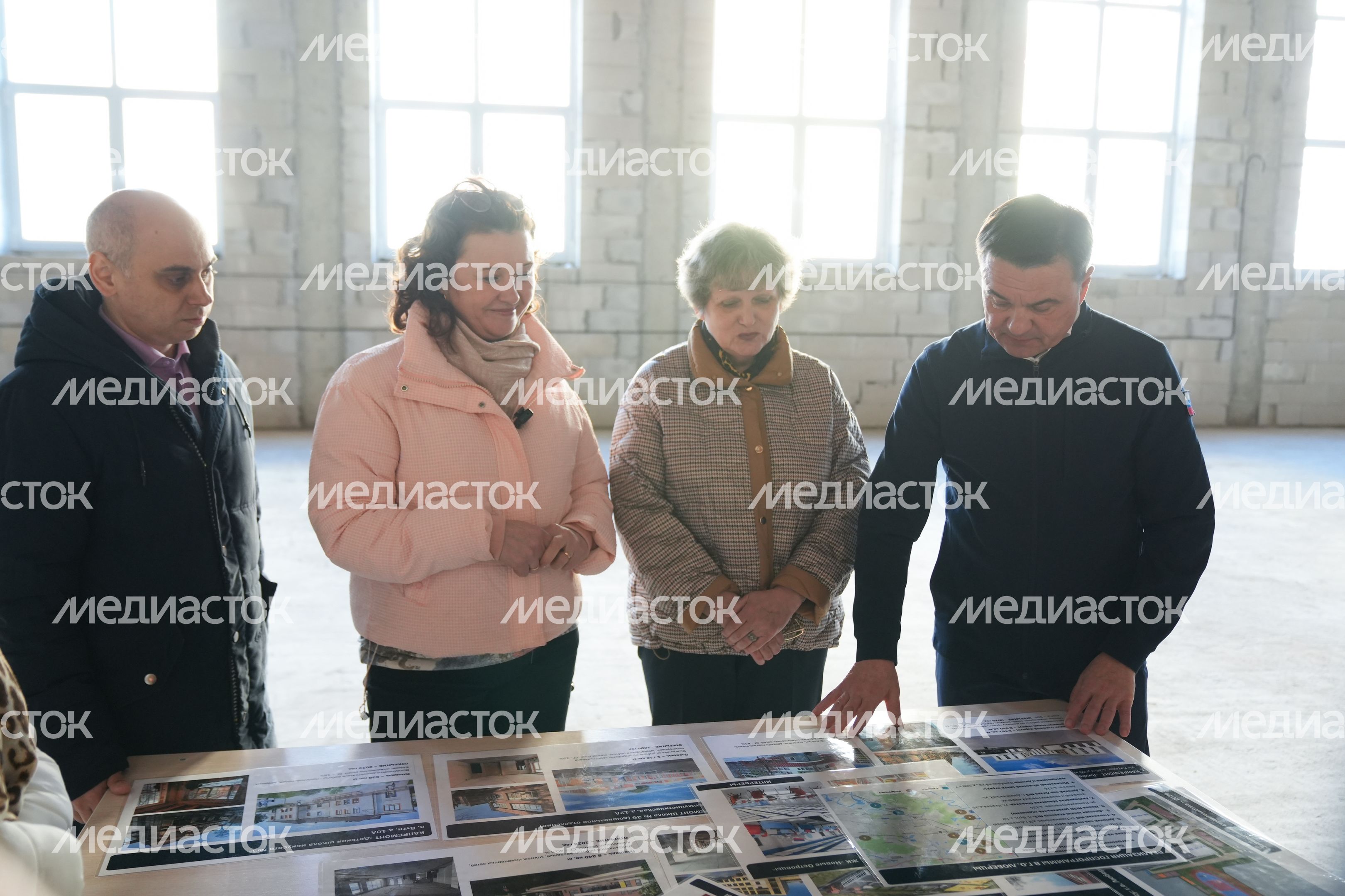 Андрей Воробьев проверил ход строительства школы в ЖК "Новые Островцы"