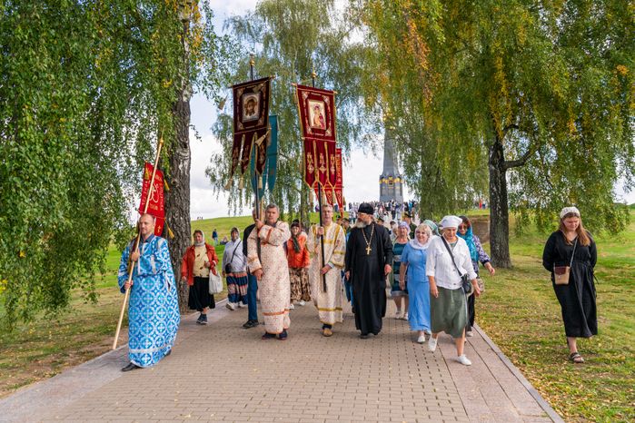 Крестный ход на памятных мероприятиях на Бородинском поле в День воинской славы России