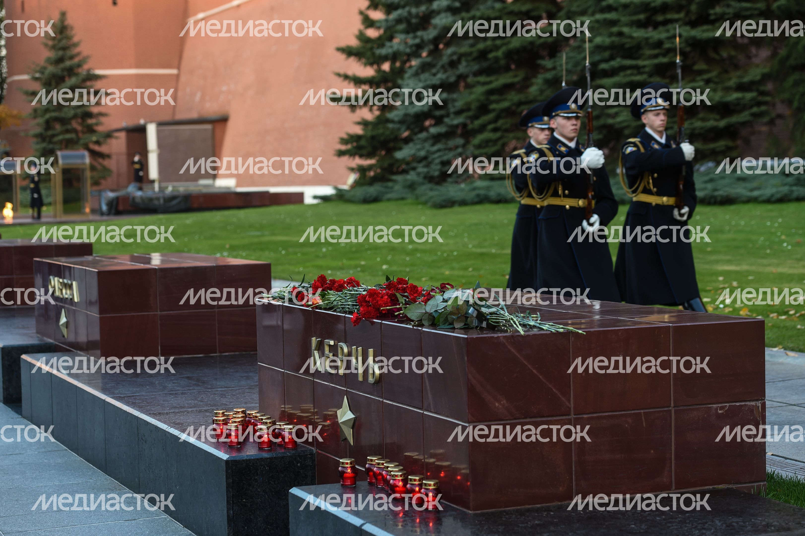 Возложение цветов к мемориалу города Керчь в Москве Возложение цветов к мемориалу города Керчь в Москве