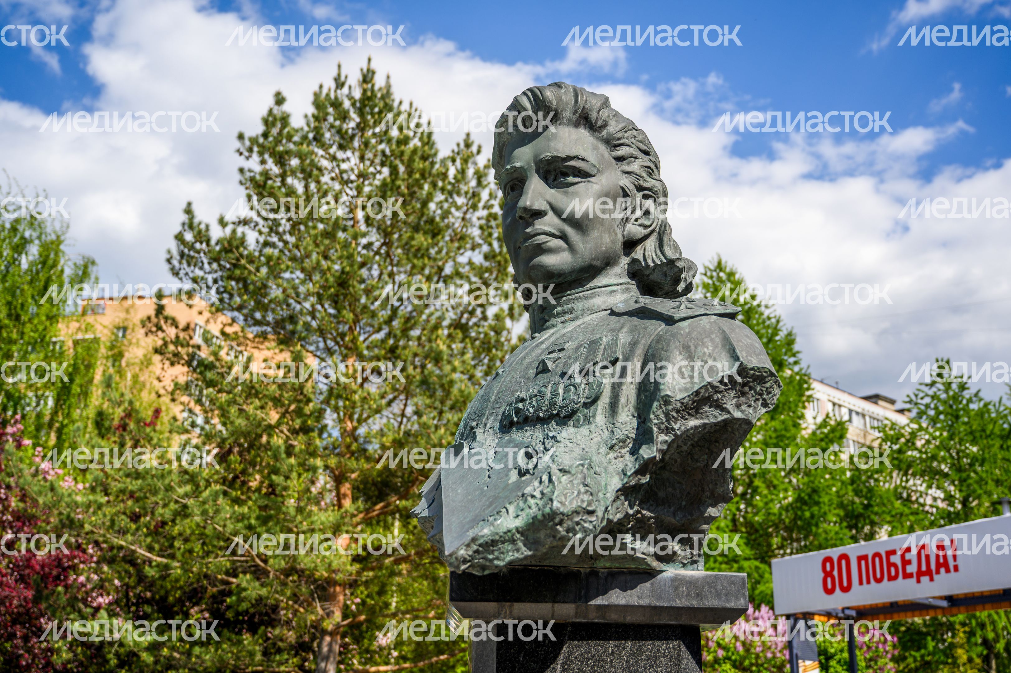 Памятник летчице Нине Распоповой в парке Ветеранов в Мытищах Памятник летчице Нине Распоповой в парке Ветеранов в Мытищах