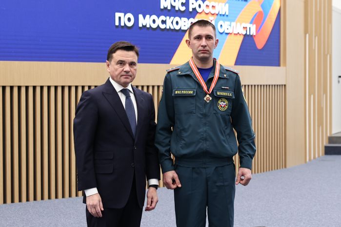 Андрей Воробьев поздравил сотрудников МЧС с Днем спасателя и 35-летием ведомства