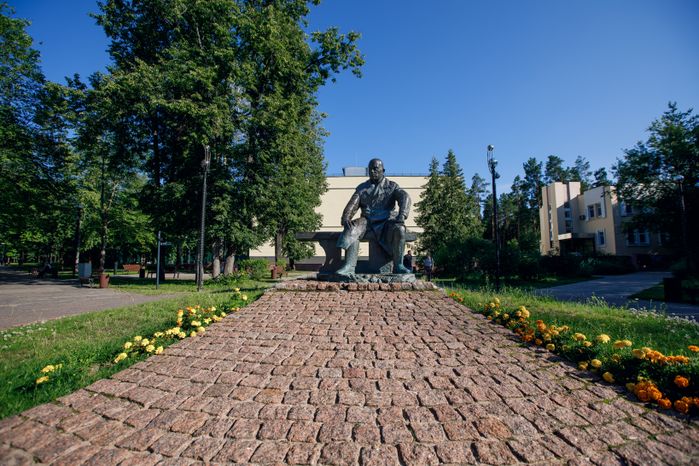 Дубна. Памятник М.Г. Мещерякову