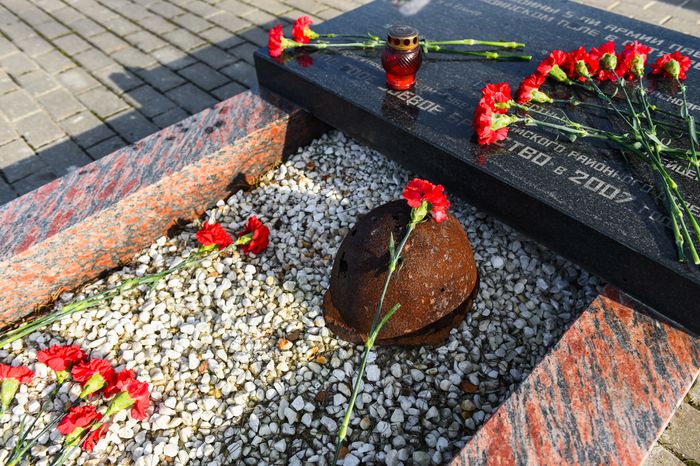 Открытие после реставрации воинского мемориала в деревне Ельня в Подмосковье