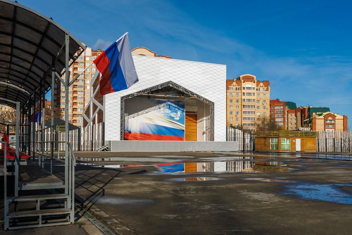 Сцена в Городском парке культуры и отдыха Долгопрудного осенью