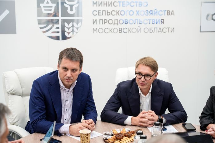 Вячеслав Духин подписывает соглашение о сотрудничестве с предприятием "КБ Русь"