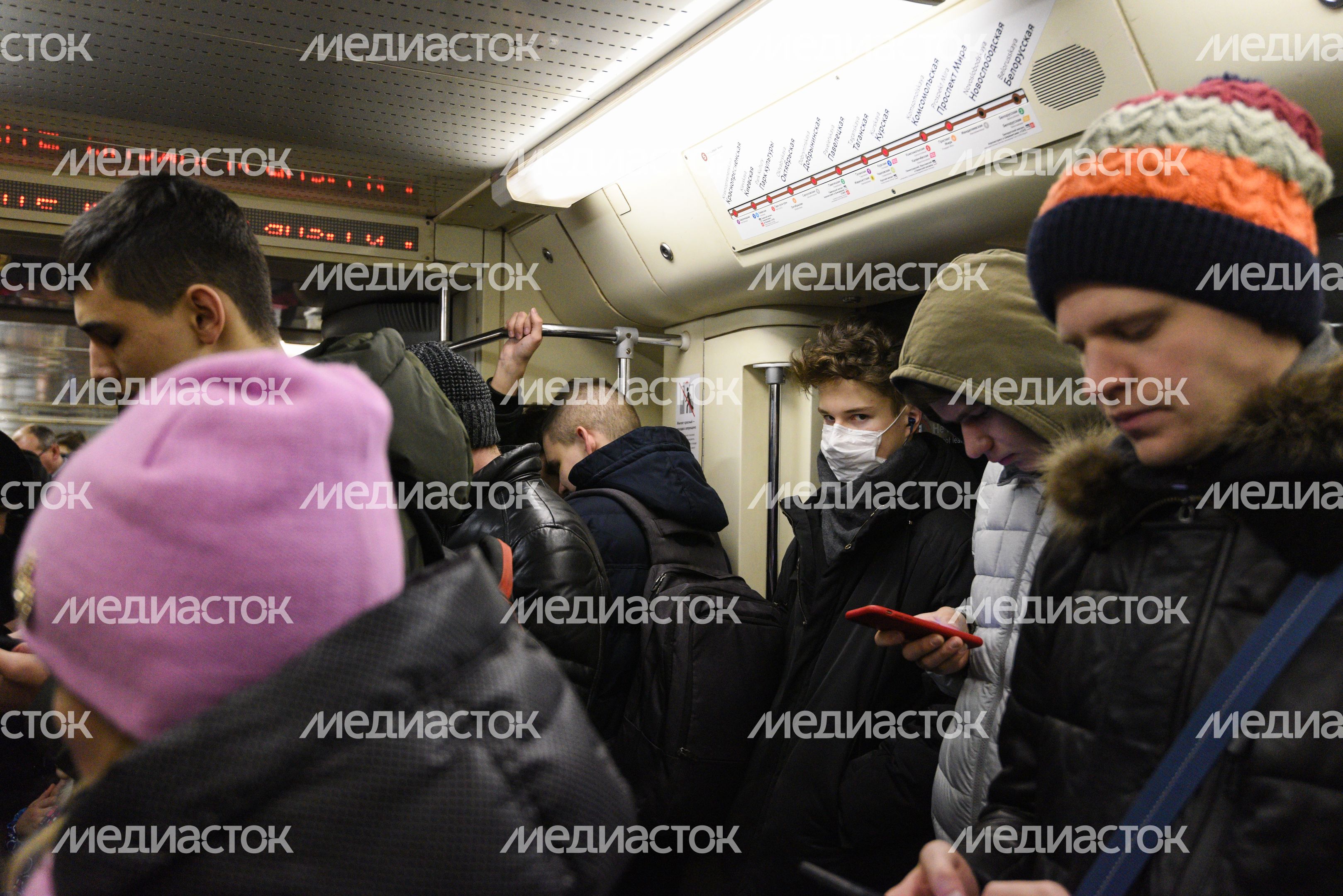 Люди в масках в период эпидемии коронавируса