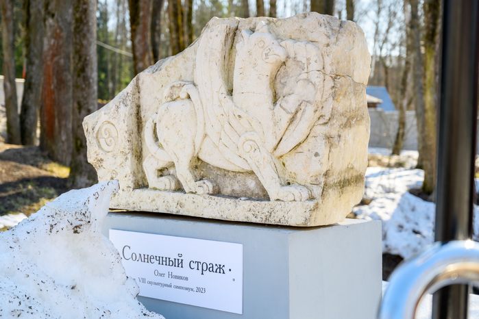 Скульптура «Солнечный страж» Олега Новикова украсила аллею к Дому культуры поселка Лоза Сергиево-Посадского округа