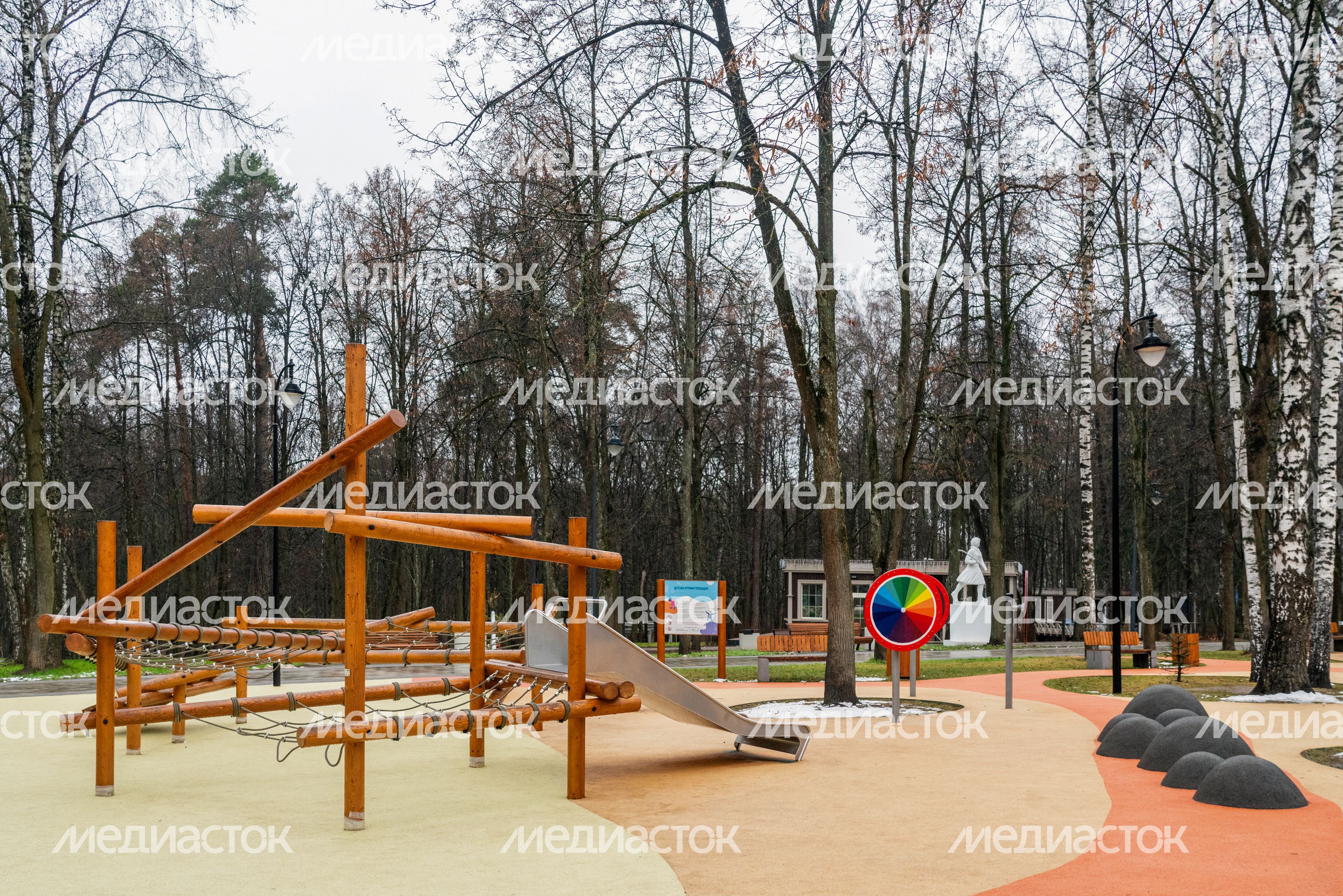 Детская площадка в Красногорском городском парке после реконструкции зимой