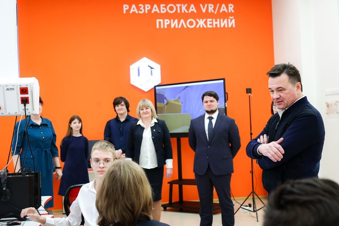 Губернатор поблагодарил учеников и педагогов гимназии им. Подольских курсантов