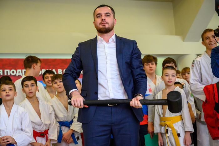 Любой желающий мог испытать силовой тренажер, ударив кувалдой