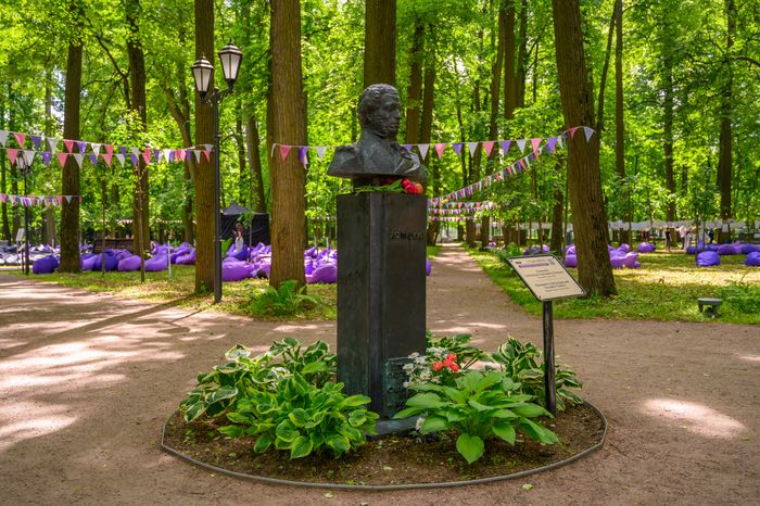 Памятник Александру Сергеевичу Пушкину в музее-заповеднике А.С. Пушкина в поселке Большие Вяземы Одинцовского округа