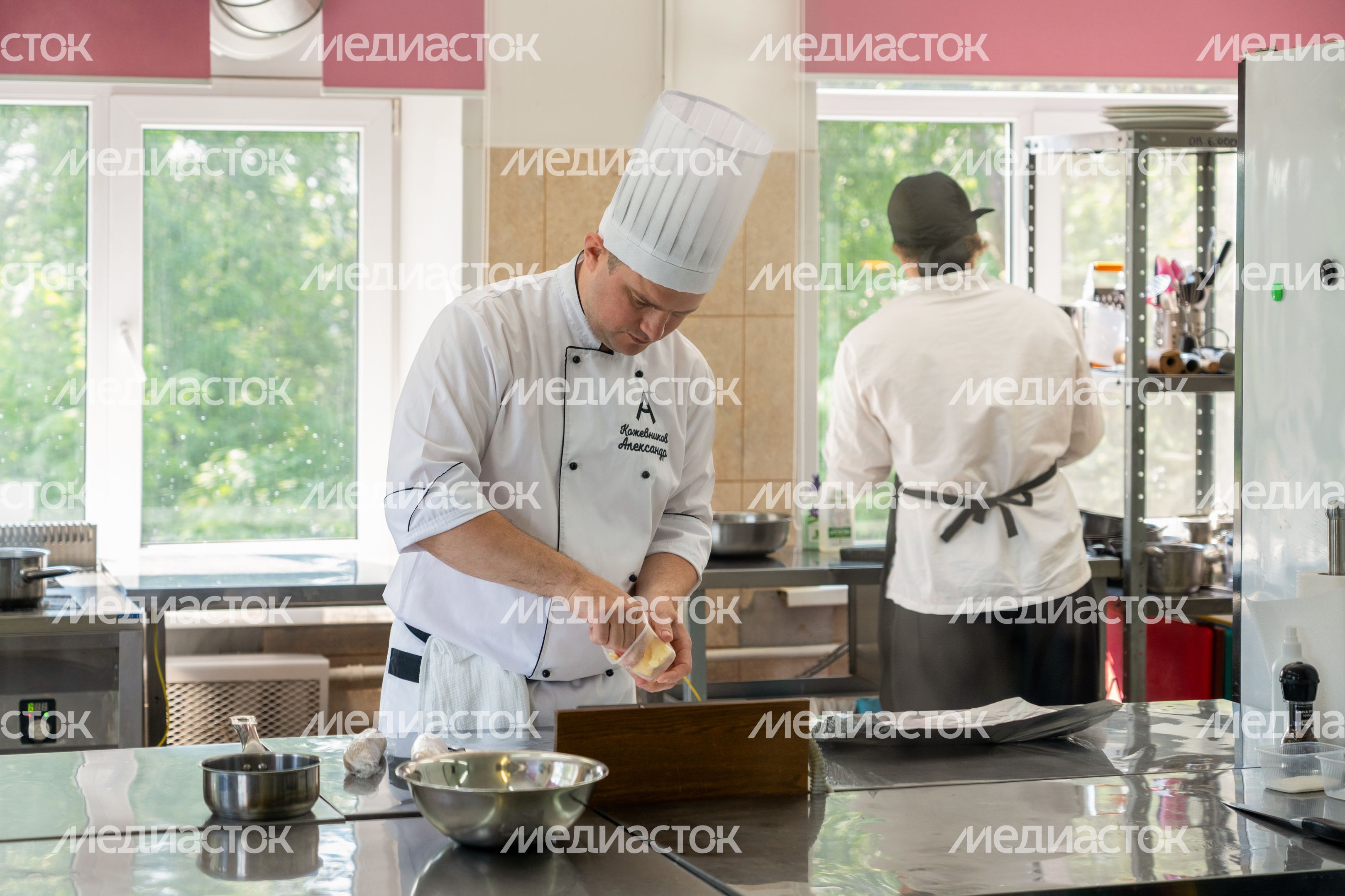 Повар готовит блюдо на конкурсе профмастерства «Абилимпикс 2026» в категории «Поварское дело» в колледже «Подмосковье»