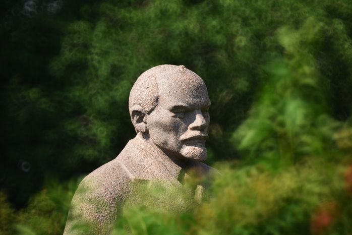 Бюст Ленина в парке Музеон в Москве