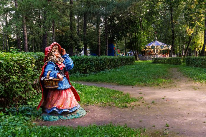 Фигура Красной Шапочки в Центральном городском парке им. М.И. Калинина в Королеве летом