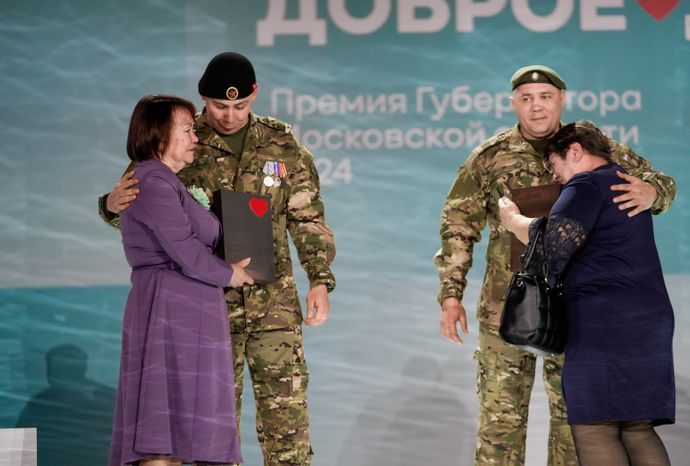 Матери бойцов СВО встретились с сыновьями на церемонии вручения премии "Мы рядом. Доброе дело"