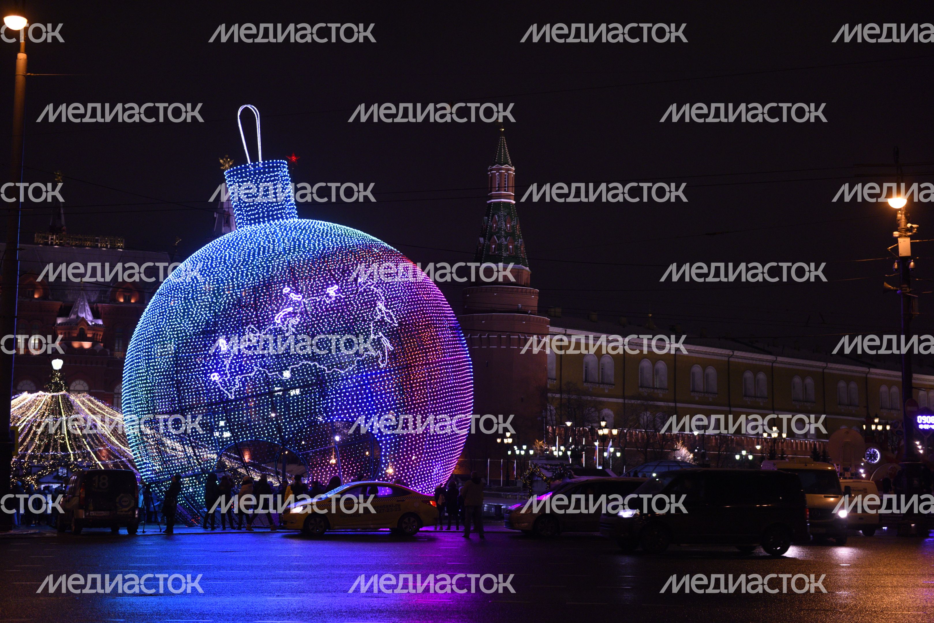 Новогодняя иллюминация на Манежной площади в Москве