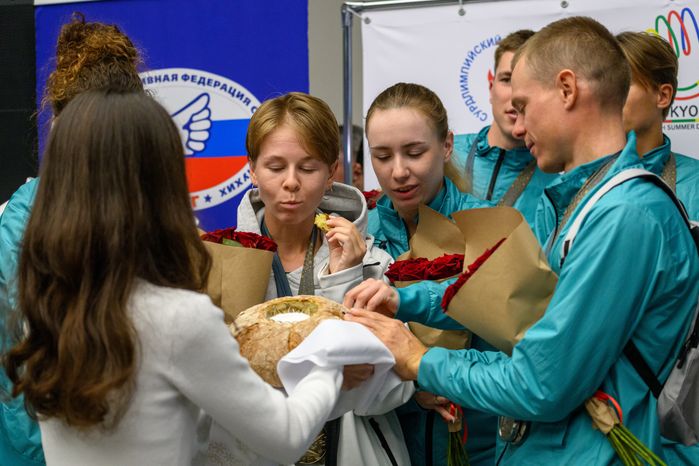Хлебом-солью встречали российскую делегацию в Шереметьево, вернувшуюся с XXV Летних Сурдлимпийских игр в Токио