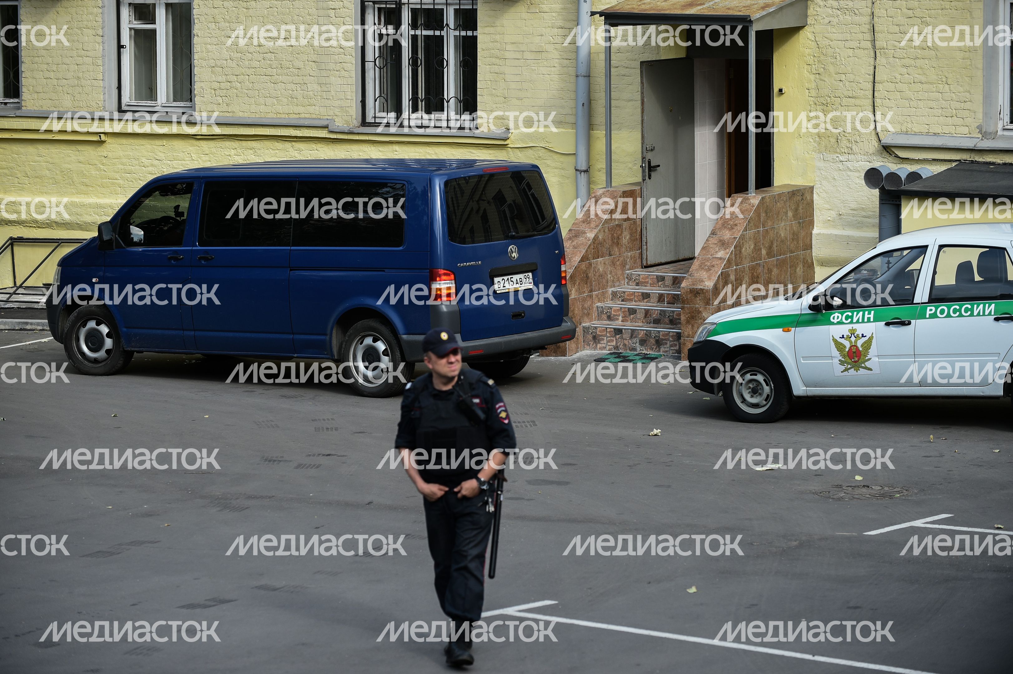 Кириллу Серебренникову избрали меру пресечения в Басманном суде Кириллу Серебренникову избрали меру пресечения в Басманном суде
