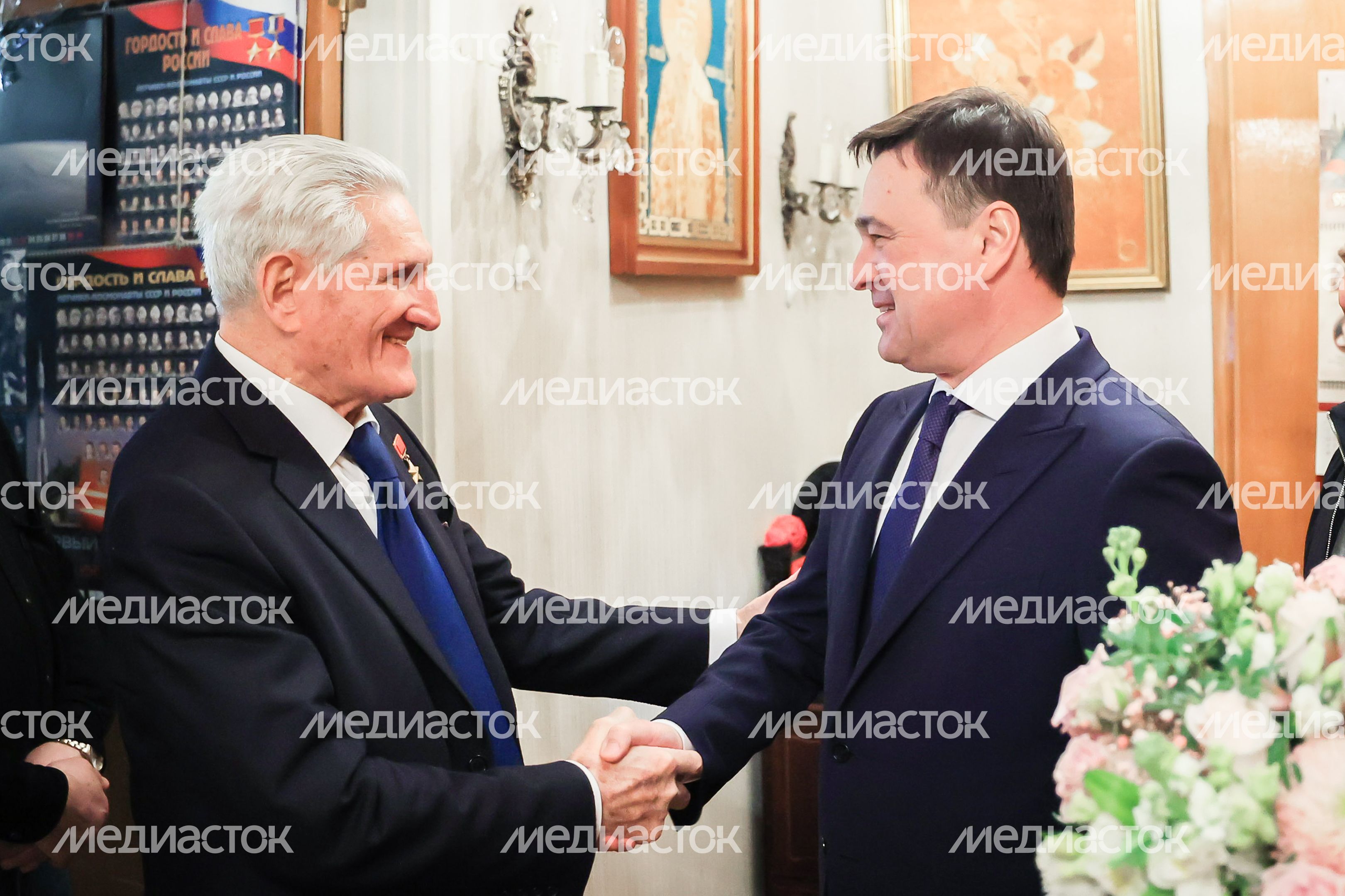 Посещение губернатором космонавта первого отряда