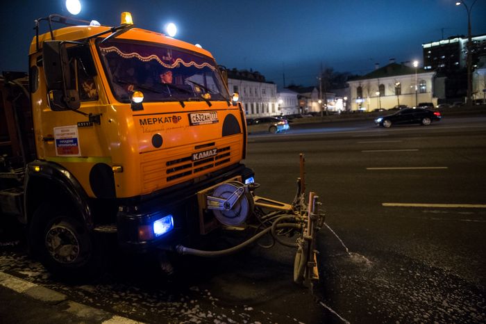 Помывка дорог после зимы в Москве