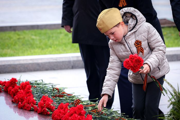 Возложение губернатором венка к Могиле Неизвестного Солдата