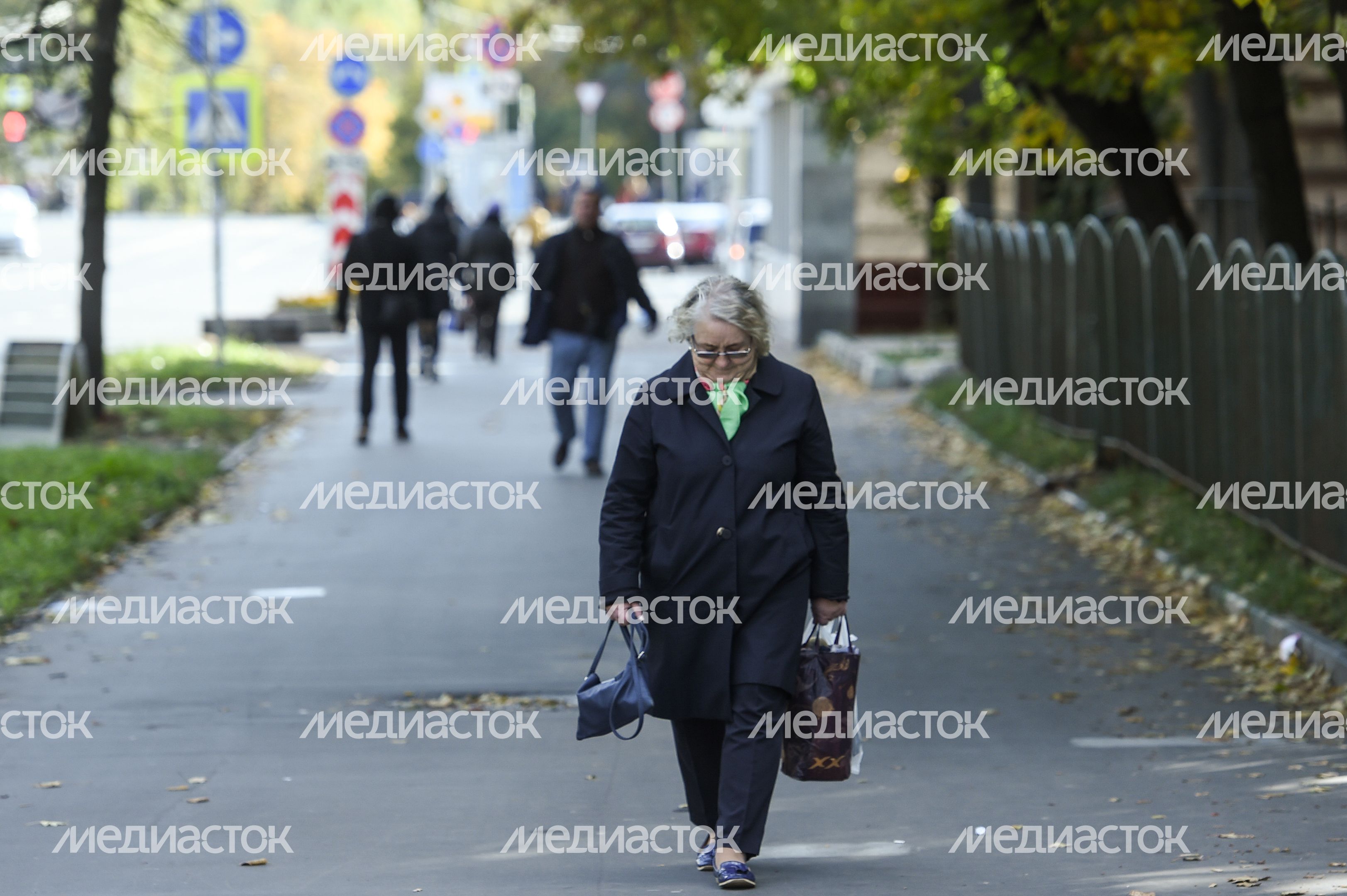 Пенсионеры на улицах Москвы