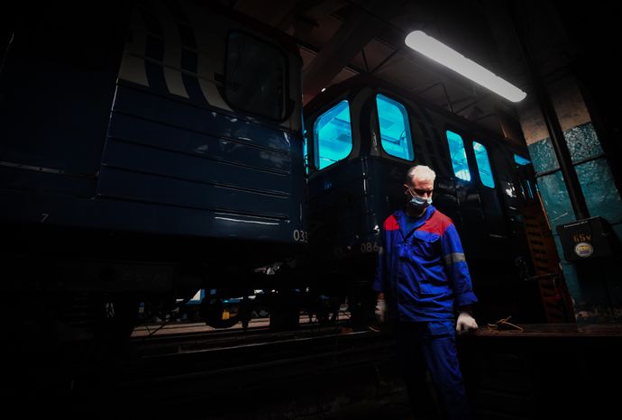 Дезинфекция поезда в московском метро для защиты от коронавируса
