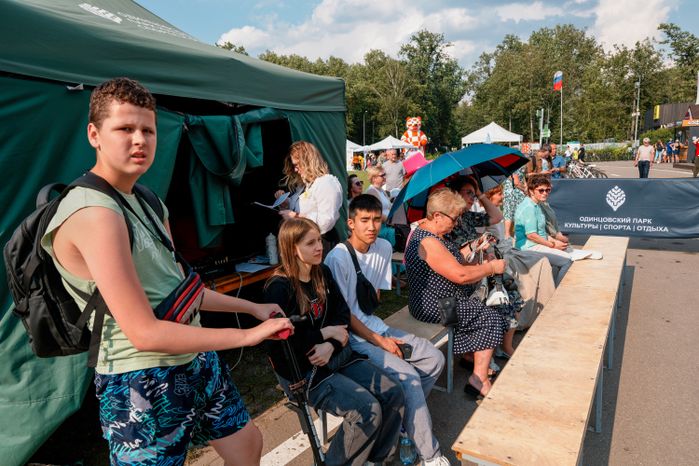 Зрители фестиваля «Семья. Лето. Парк» в Одинцовском парке культуры, спорта и отдыха