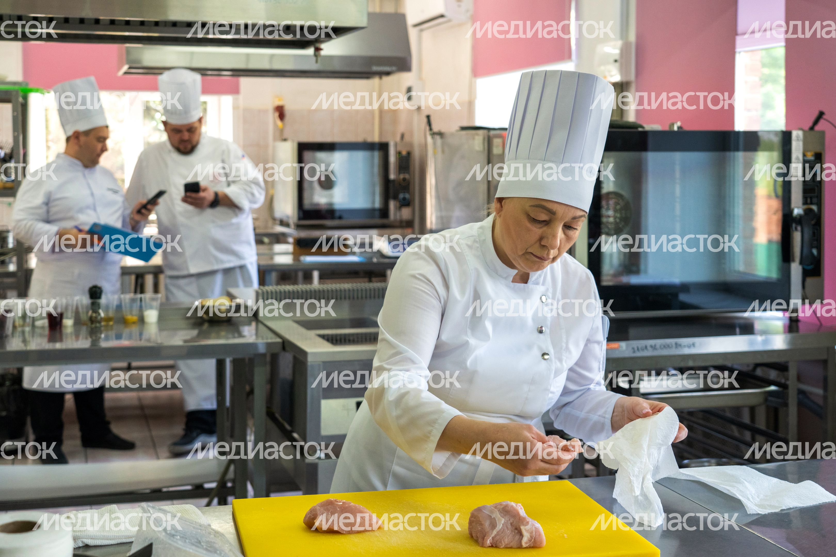 Повар готовит блюдо на конкурсе профмастерства «Абилимпикс 2026» в категории «Поварское дело» в колледже «Подмосковье» Повар готовит блюдо на конкурсе профмастерства «Абилимпикс 2026» в категории «Поварское дело» в колледже «Подмосковье»