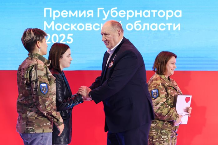 Награждение победителей XIII губернаторской премии "Мы рядом. Доброе дело"