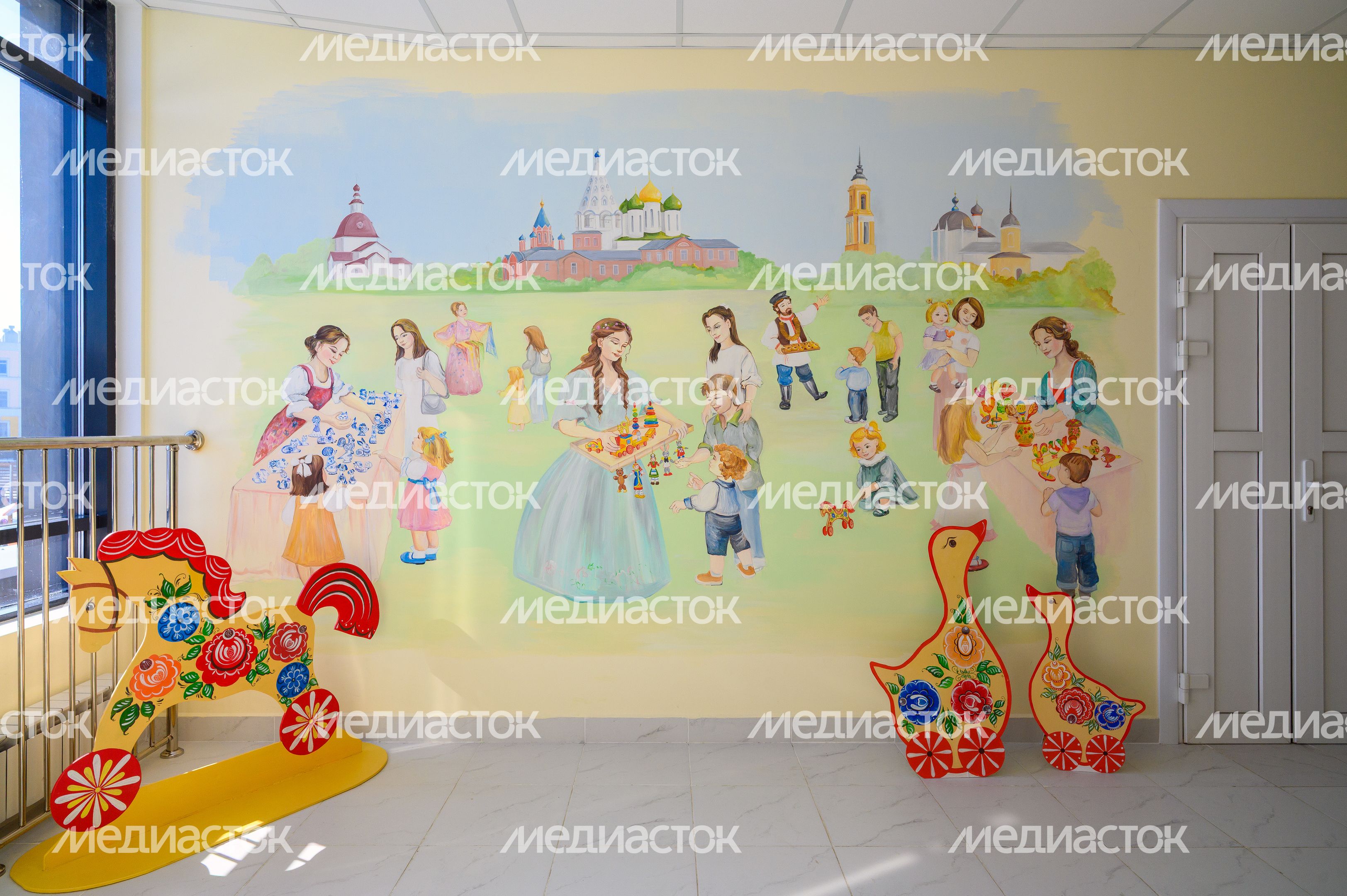 Роспись стен в коридоре нового детского сада «Синички» школы №14 в ЖК «Подлипки город» Коломны Роспись стен в коридоре нового детского сада «Синички» школы №14 в ЖК «Подлипки город» Коломны