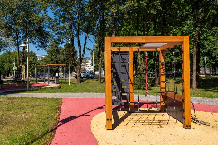 Детская площадка в сквере на улице Социалистической в Рузе после благоустройства