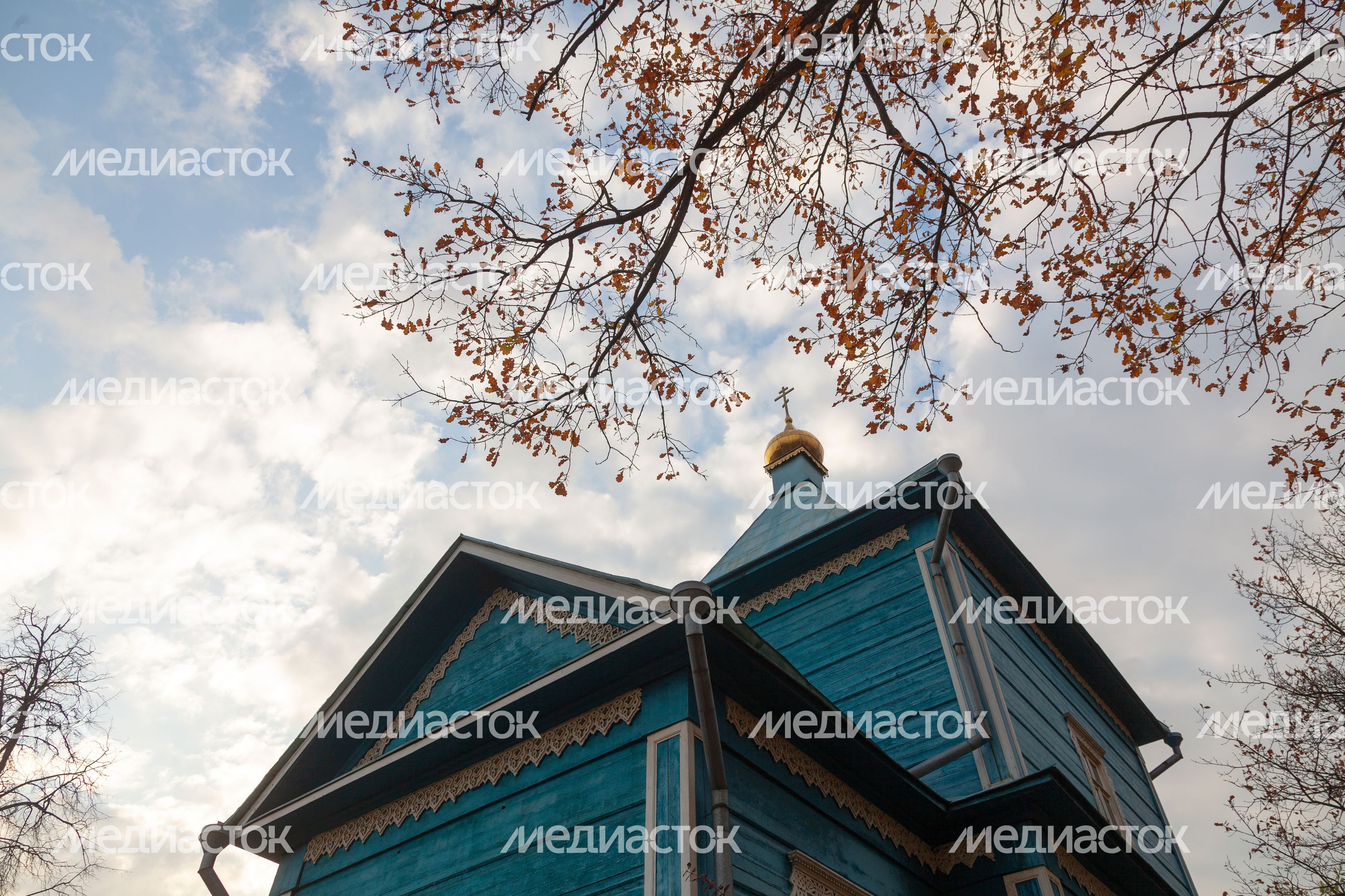 Осенние виды церкви апостолов Петра и Павла в городе Дзержинский округа Люберцы