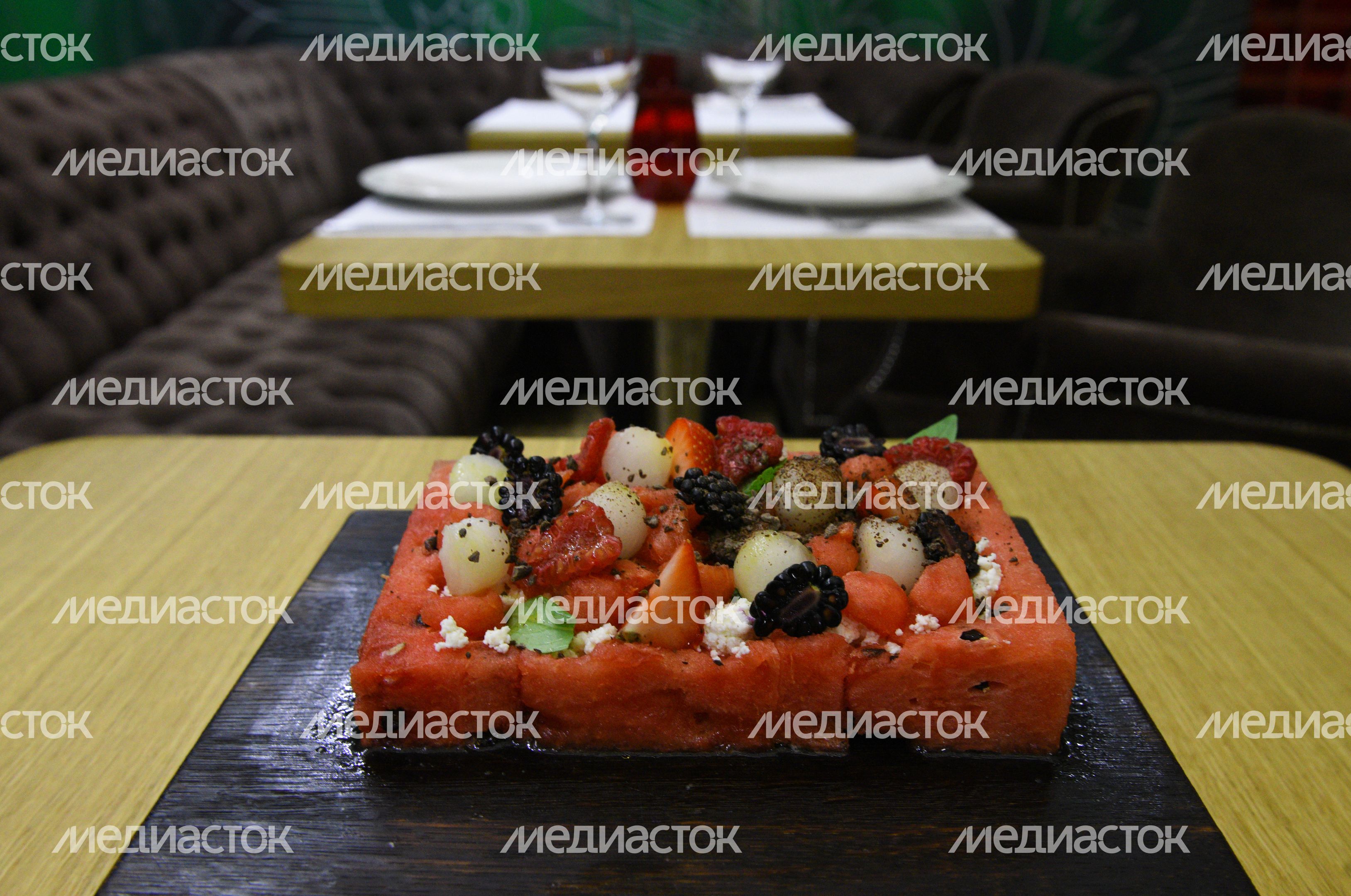 Приготовление десерта из арбуза и дыни