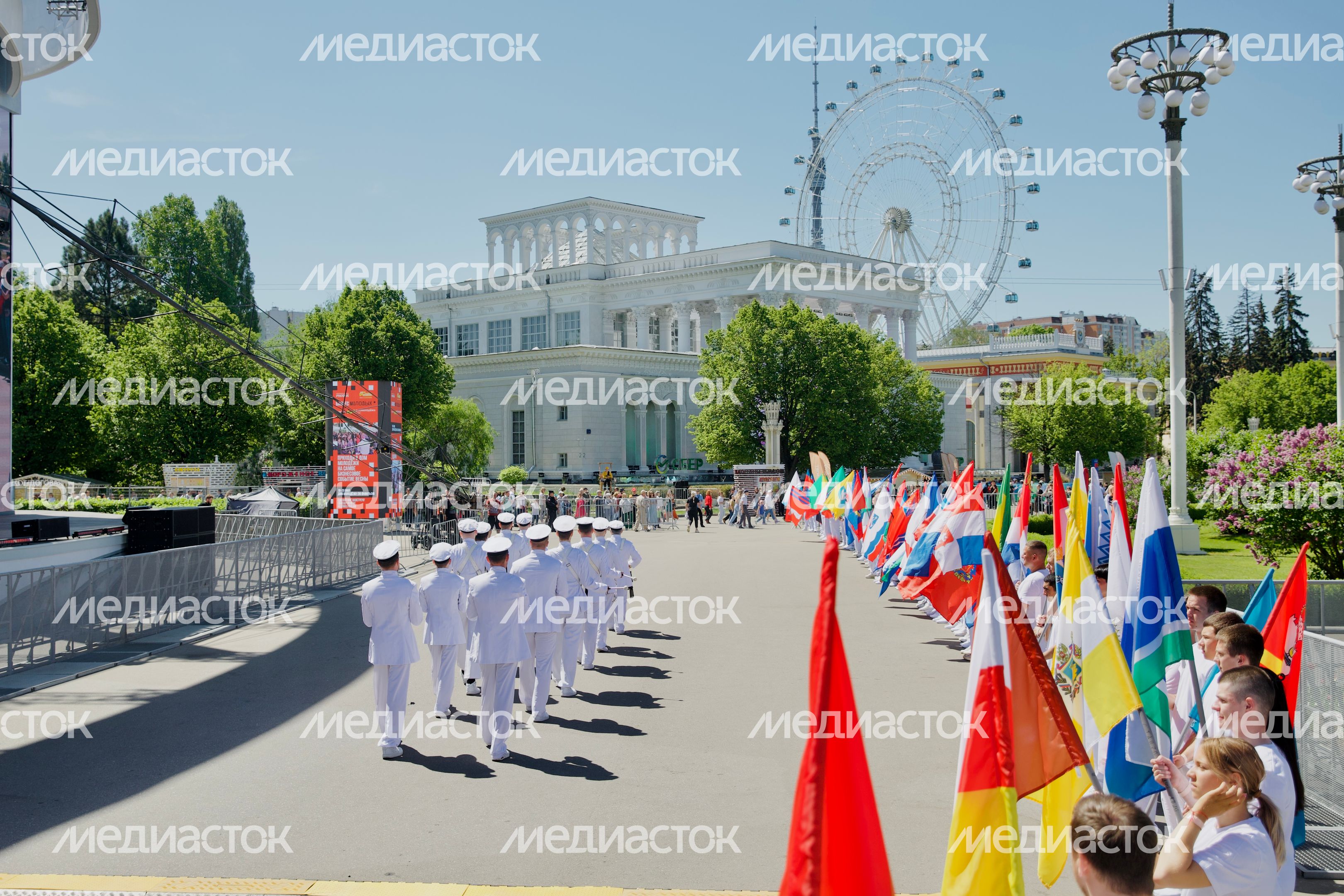 Подмосковные спортсмены с семьями присоединились к параду-шествию на ВДНХ