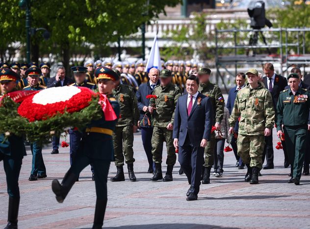 Возложение губернатором венка к Могиле Неизвестного Солдата