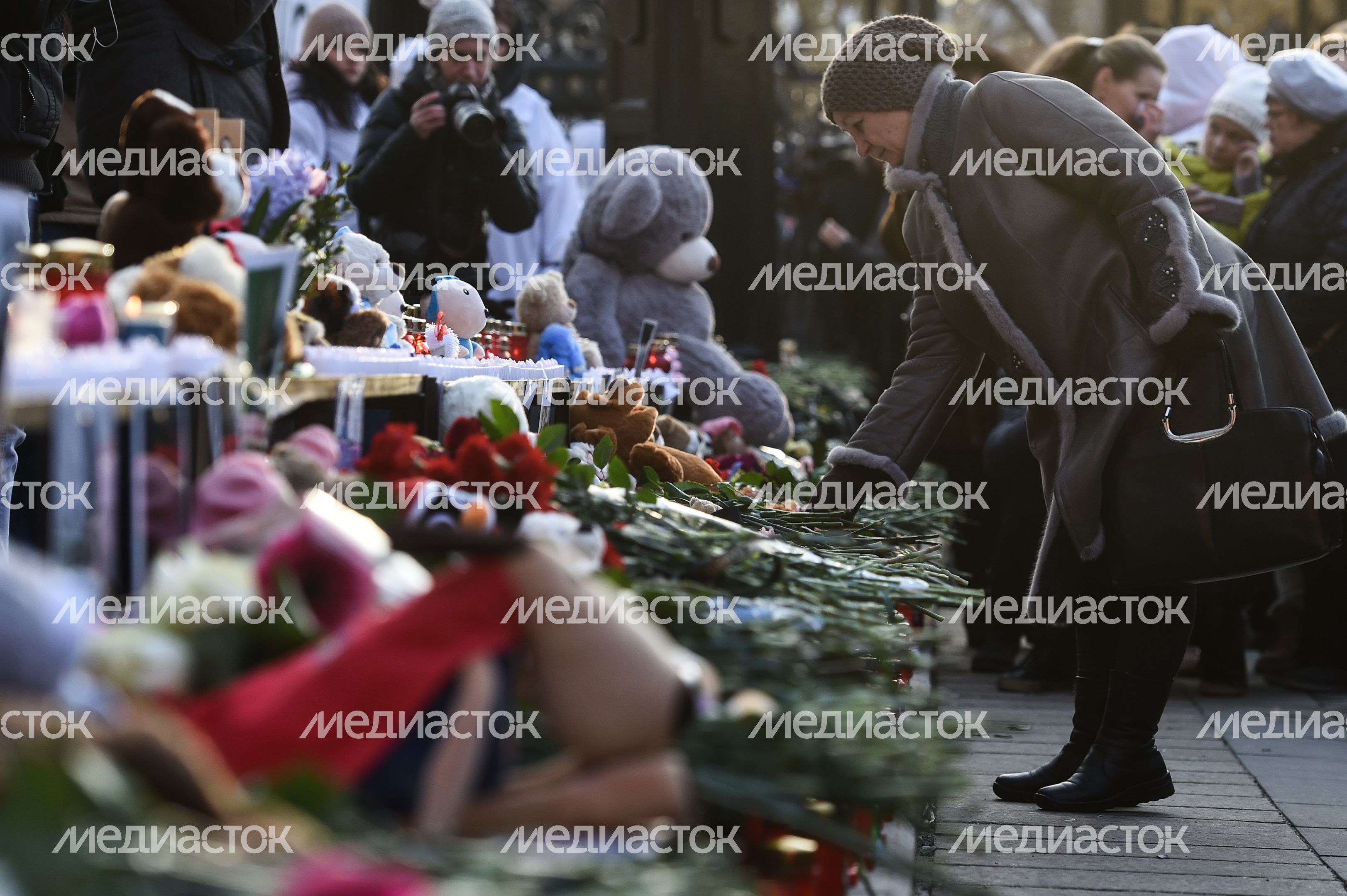 Акция в память о погибших в Кемерове на Манежной площади в Москве