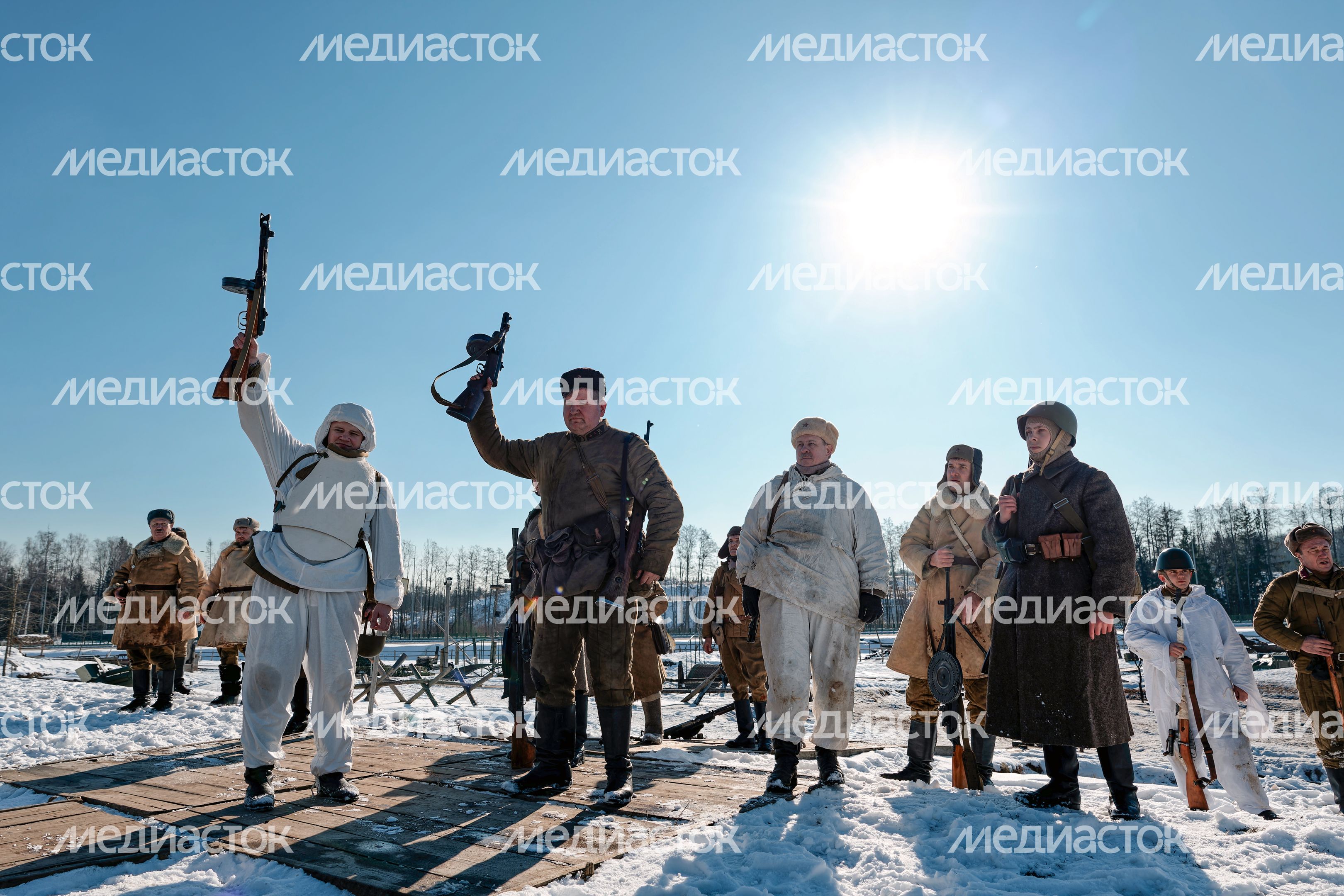 Военно-историческая реконструкция битвы за Сталинград у храма ВС РФ в Кубинке Военно-историческая реконструкция битвы за Сталинград у храма ВС РФ в Кубинке