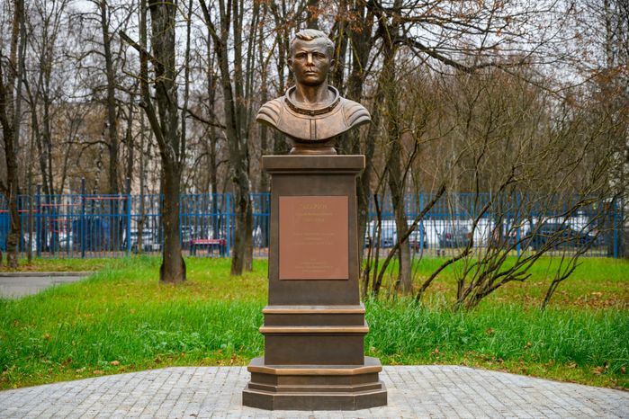Бюст Ю.А. Гагарина у лицея №14 в Щелково