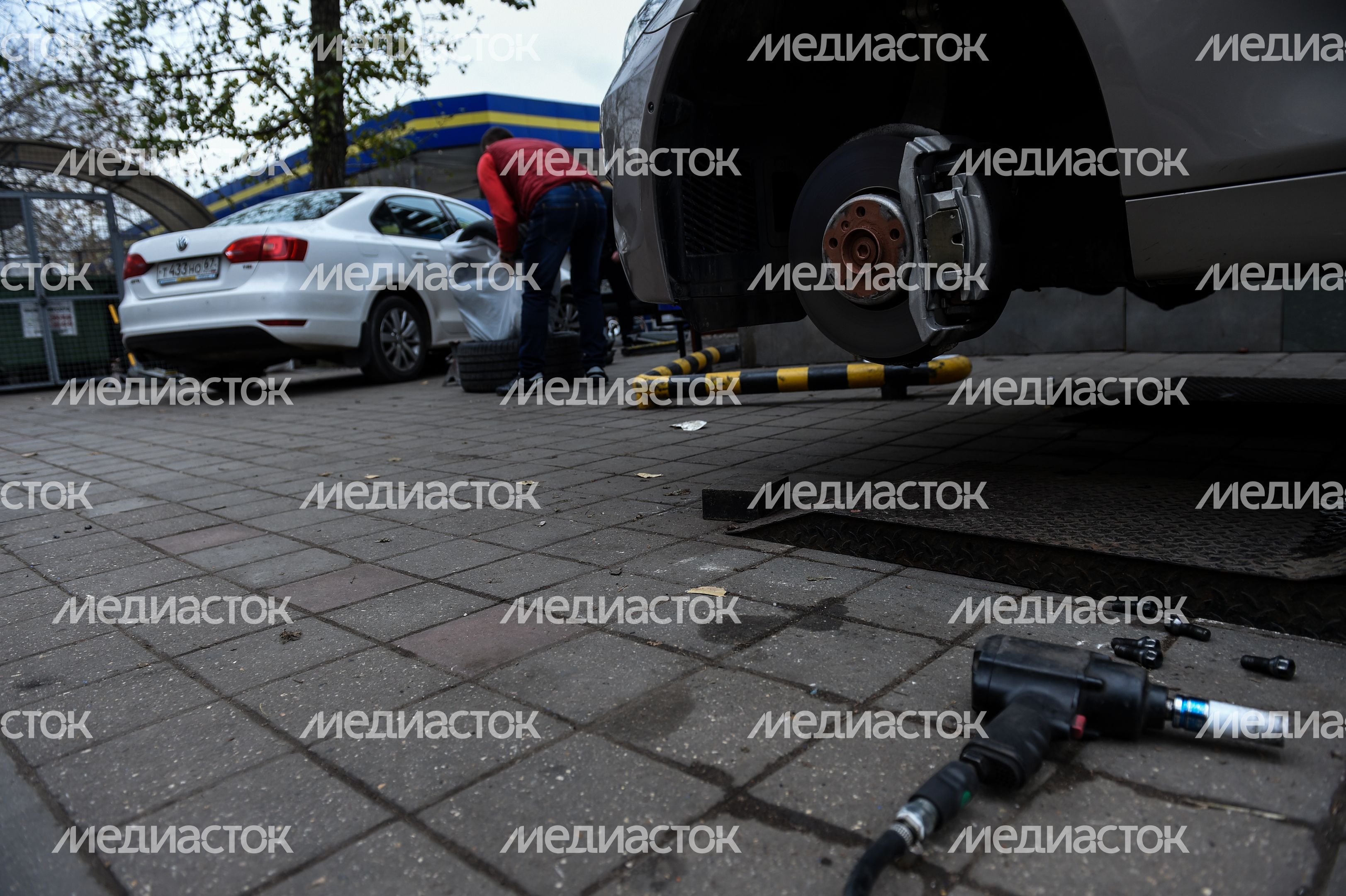 Работа шиномонтажной мастерской перед началом зимнего сезона