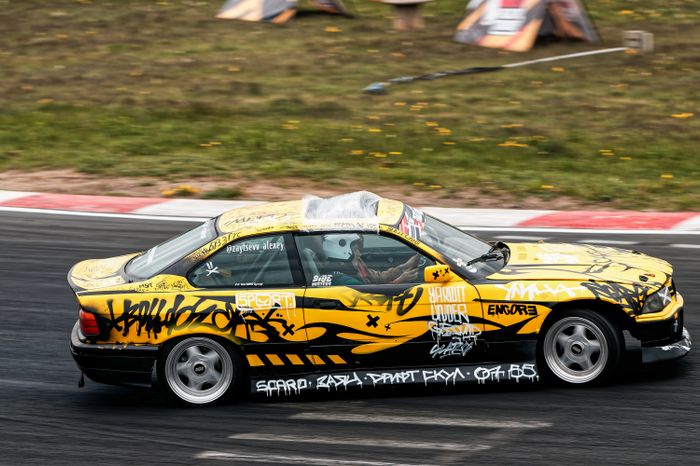 Гонка автомобилей на дрифт-фестивале скорости и драйва Drift Expo Track Mode 2025