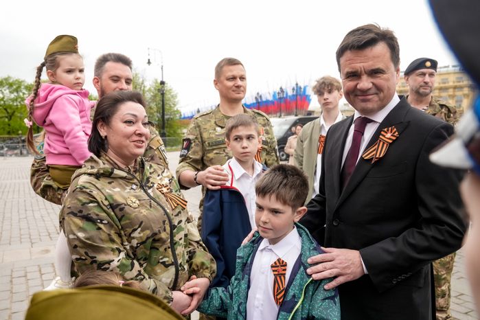 Андрей Воробьев вместе с героями СВО и детьми возложил цветы к Вечному огню у стен Кремля